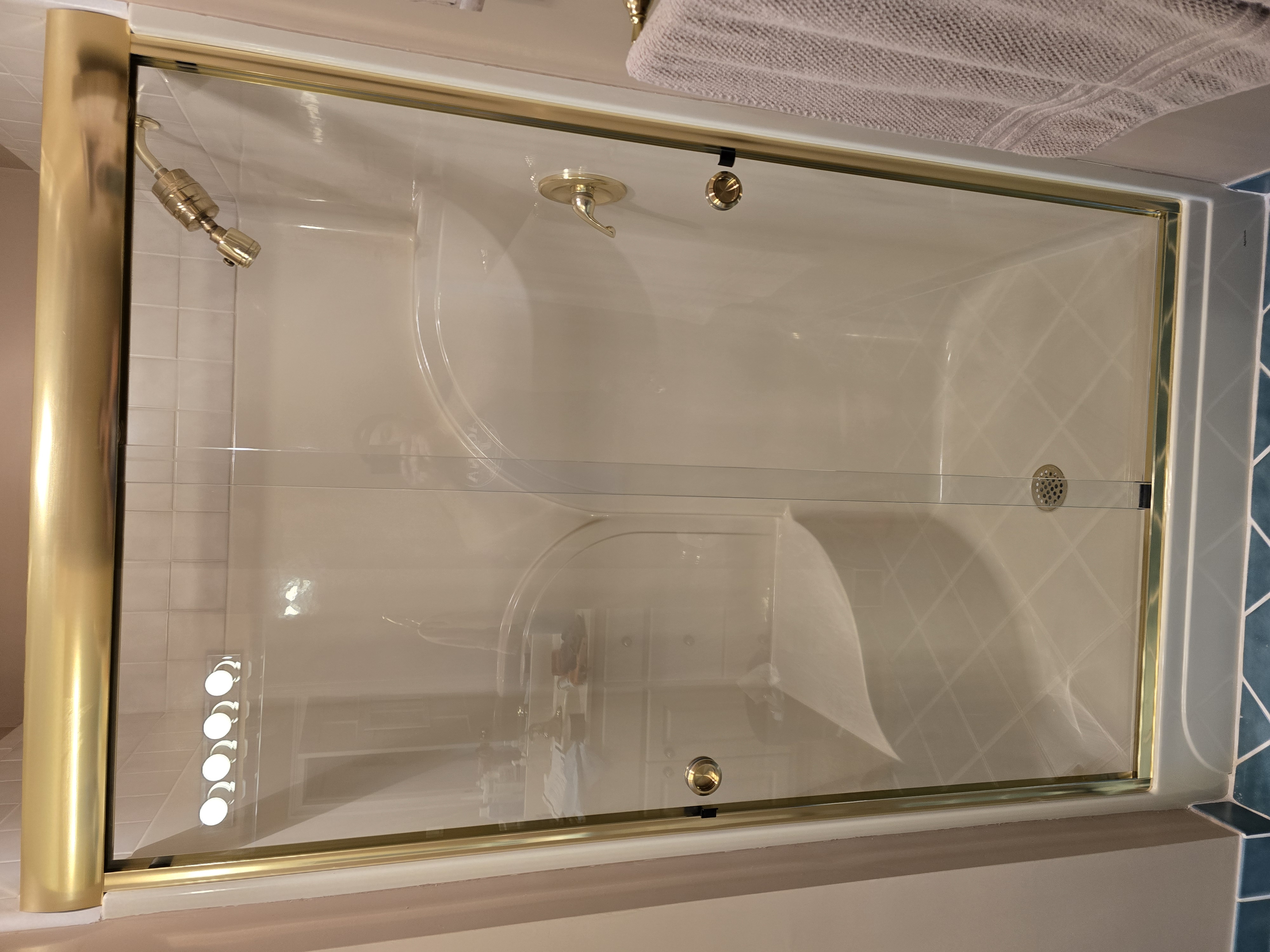 This Cottage slider is one of the only polished brass dual sliding showers on the market! In this particular configuration, we have included vertical side jambs, however this enclosure can be installed without the vertical side jambs for a more frameless look!